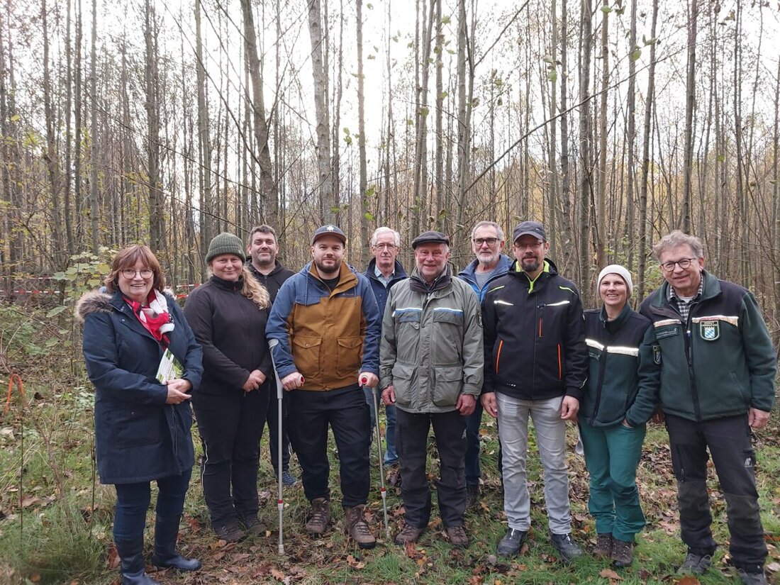 Wernberg-Köblitz. Förster des AELF Regensburg-Schwandorf und die WBV Nabburg-Burglengenfeld erklärten bei Familie Bäuml die digitale Waldförderung. Sie zeigten Pflege im jungen Laubwald und nannten Holzpreise auf Rekordniveau.