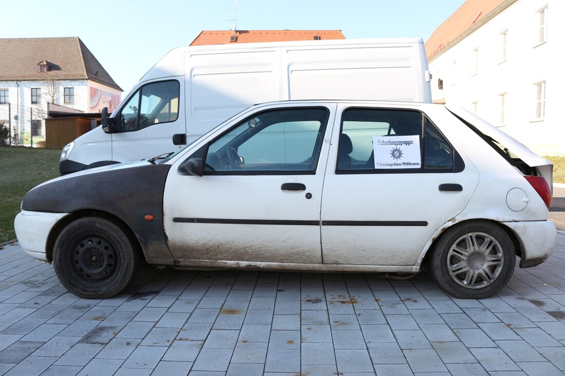 Neualbenreuth. Am frühen Sonntagmorgen stellten Beamte der Polizei Waldsassen zwei Personen in einem Auto: Darin befand sich ein gestohlenes Anbaugerät eines Baggers. Als die Polizisten wen Wagen anhalten wollten, hatte der Fahrer zunächst [&hellip;]