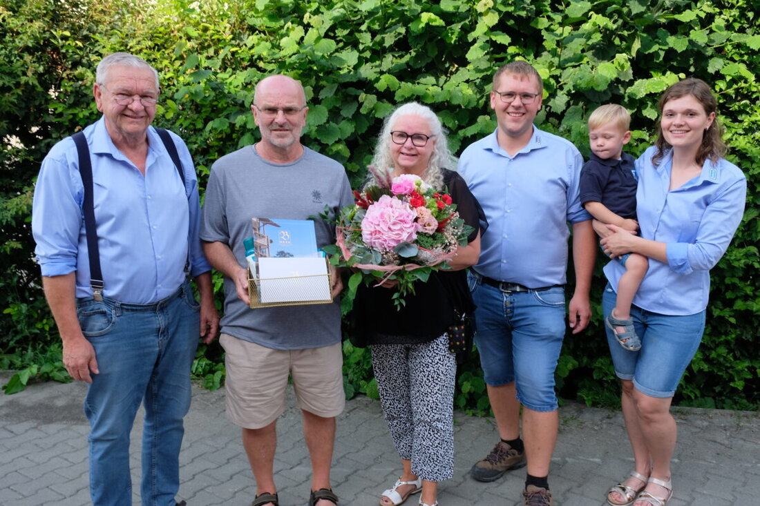Eschenbach. Florian Philipp wurde nach 43 Jahren bei der Eschenbacher Baufirma Dunzer in den Ruhestand verabschiedet. Die Firmenchefs Rudi Dunzer und Michael Schmid lobten seine Treue, Kompetenz und Menschlichkeit bei einer emotionalen Abschiedsfeier. Philipp, der seine Karriere 1974 begann, gilt als unverzichtbarer Bestandteil des Unternehmens und wurde für seine langjährige Hingabe gewürdigt.
