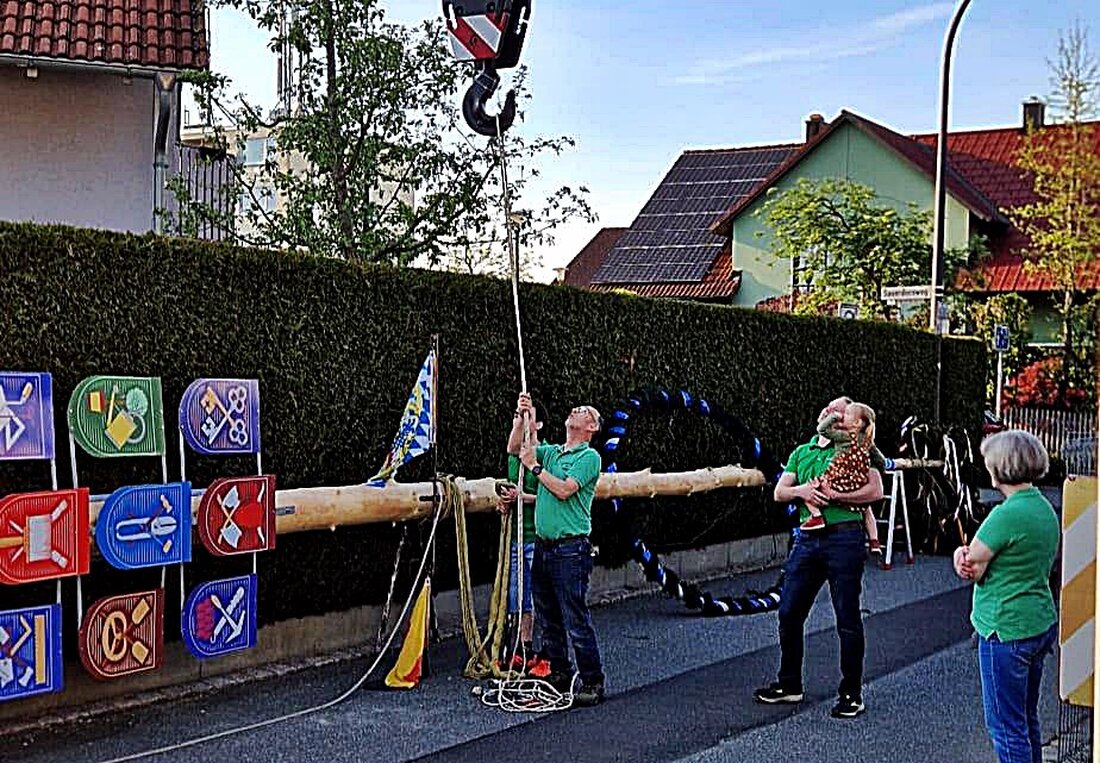 Weiden. Die Siedlergemeinschaft Waldrast setzte ihren Maibaum mit Hilfe eines Krans erfolgreich auf, begleitet von einem Fest mit Grillen und starker Gemeinschaft.