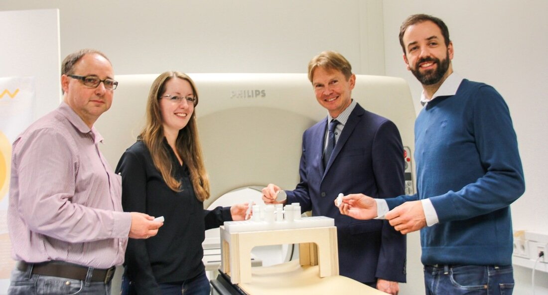 Amberg/Weiden. Mit Herzschrittmacher oder Hüftimplantaten ins MRT (Magnet-Resonanz-Tomografie)? Viele Implantate sind für eine MRT-Untersuchung geeignet, aber nicht jedes. Für mehr Patientensicherheit sorgt die OTH Amberg-Weiden: Sie hat neue Testmethoden entwickelt, um [&hellip;]