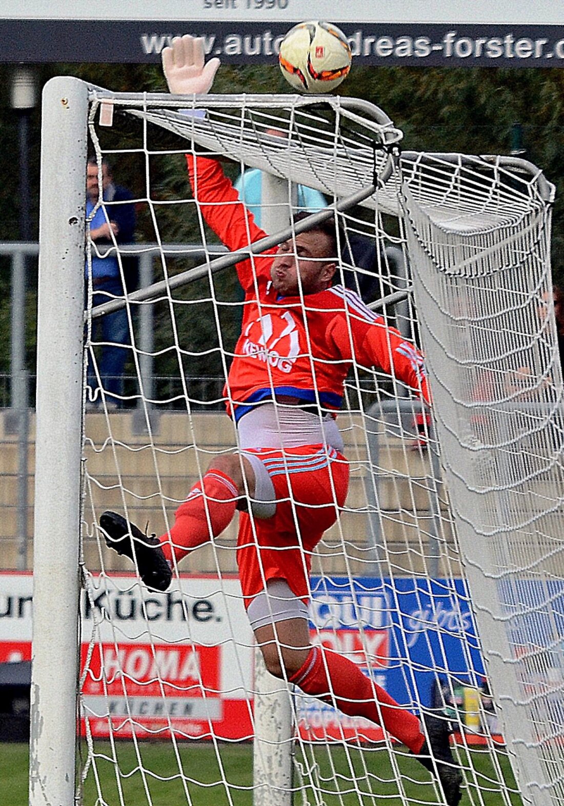 Weiden. Nur ungern erinnern sich die Fans des Fußball-Bayernligisten SpVgg SV Weiden an die letzte Saison. Nachdem die Schwarz-Blauen in den Vorjahren ständig um die vorderen Plätzen und dem Aufstieg [&hellip;]