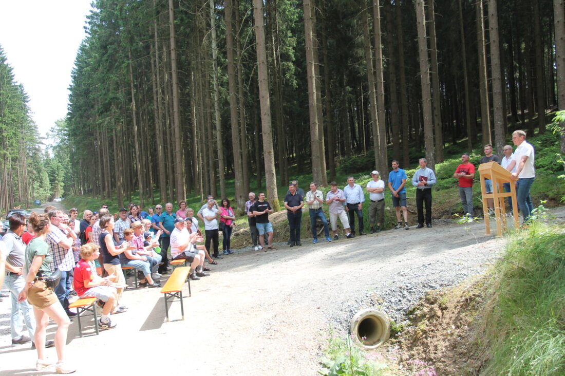 Lohma/Waldau. Es heißt nicht umsonst: „Was lange währt, wird endlich gut.“ Und so stand Jürgen Schwägerl die Freude ins Gesicht geschrieben, als er am Sonntag bei dem von ihm bezeichneten „kleinen Familienfest“ auf ein vollauf gelungenes Werk zurückblickte. Der Vorstand des Forstrechtablösungsverbands Zeitlweid mit Sitz in Waldau sprach im Zuge der Wiederherstellung des Forstwegs von einer vorbildlichen Gemeinschaftsleistung. 