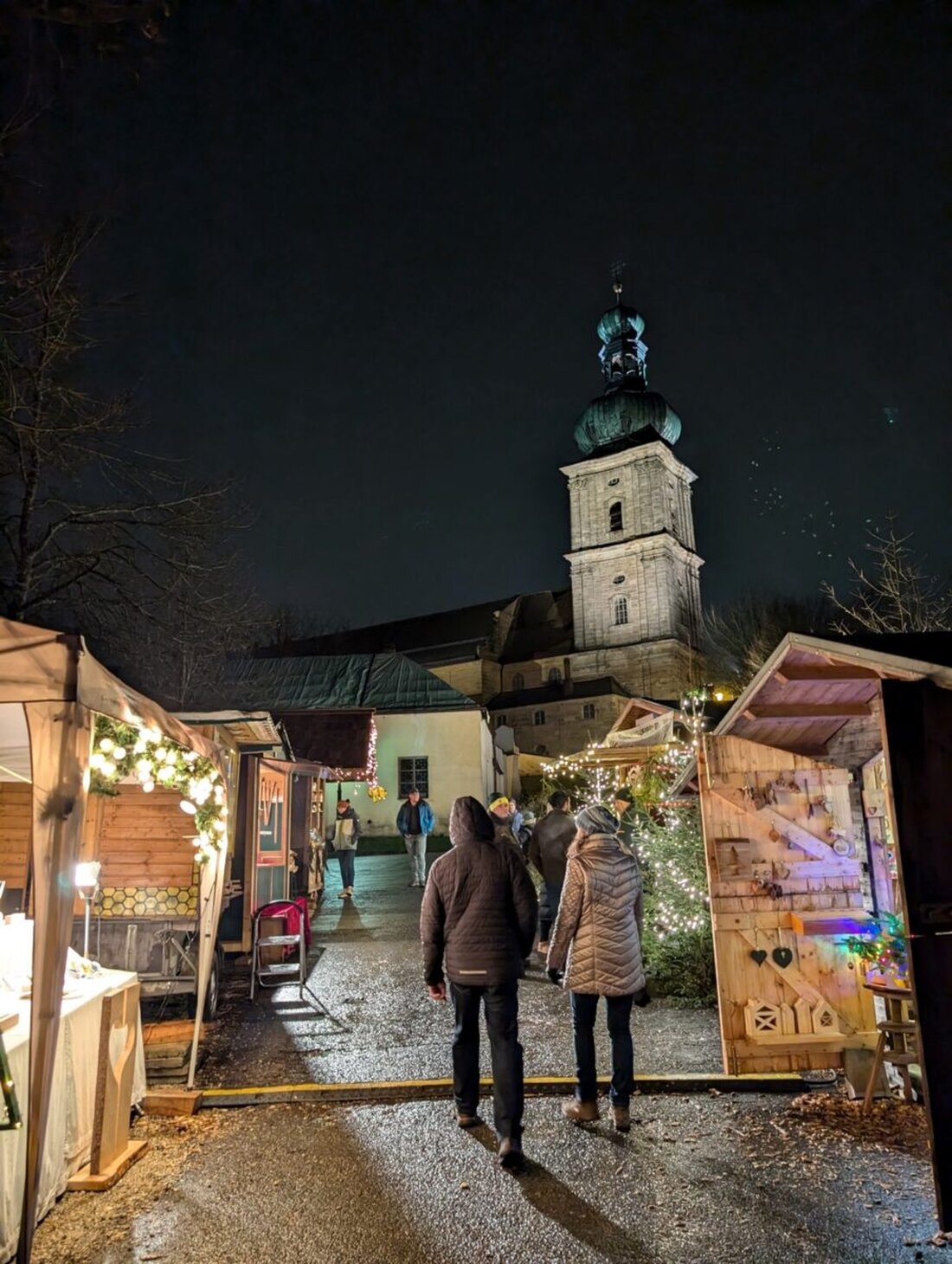 Amberg. Der 16. Forstliche Weihnachtsmarkt auf dem Mariahilfberg ist am 5. und 6. Dezember 2025. Eröffnet wird er am 5. Dezember um elf Uhr von Ambergs zweitem Bürgermeister Martin J. Preuß.