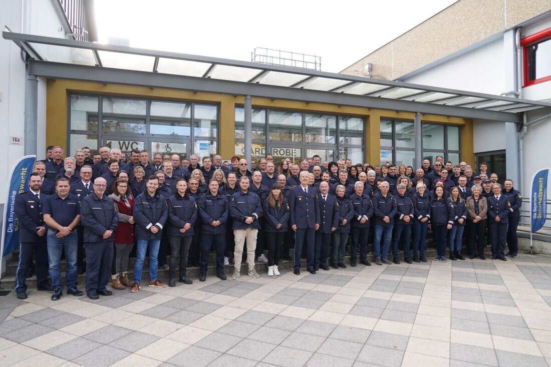Nabburg. Über 100 Ehrenamtliche der Sicherheitswacht Oberpfalz trafen sich zur Fortbildung, um Neuerungen und wichtige Themen zu diskutieren. Polizeipräsident Thomas Schöniger betonte die unverzichtbare Rolle der Sicherheitswacht für die Sicherheit und das Engagement der Mitglieder.