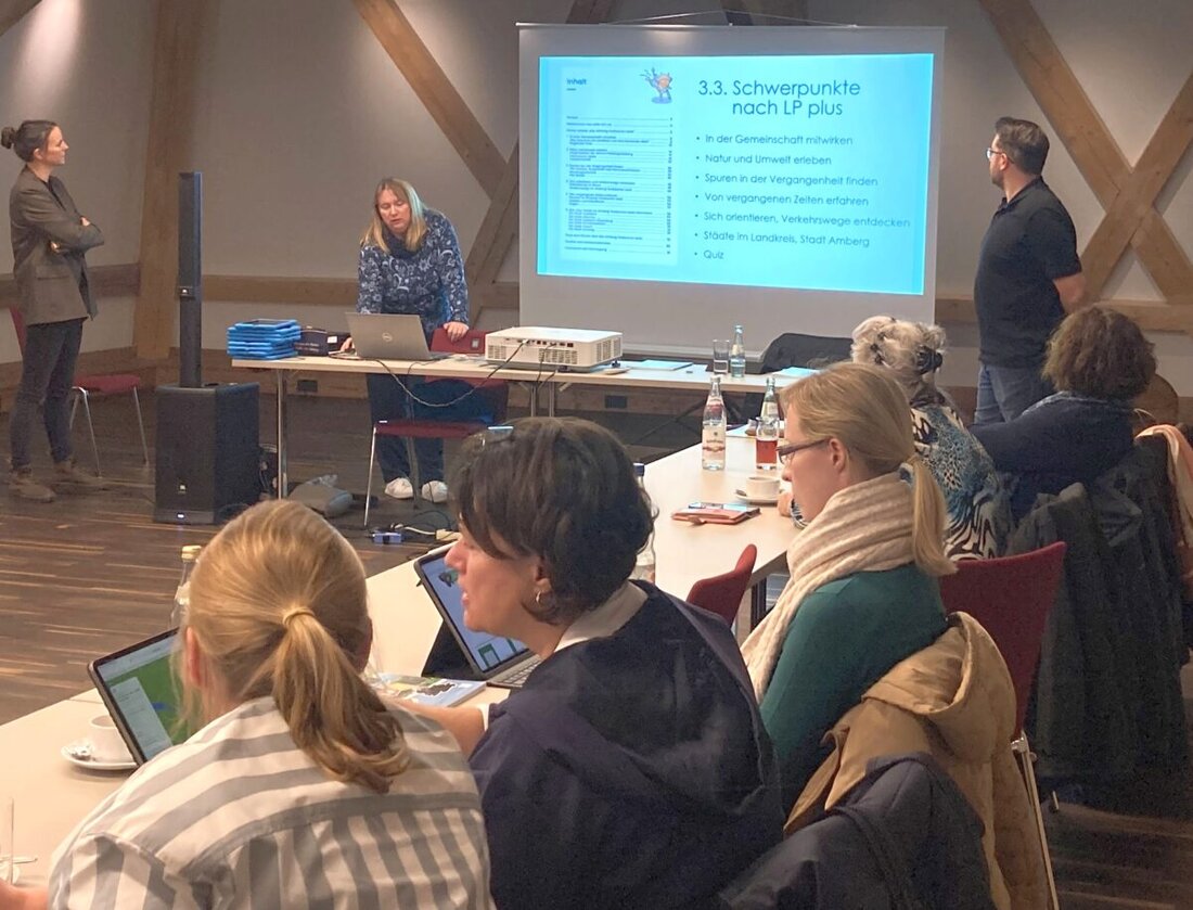 Amberg-Sulzbach. Lehrkräfte bilden sich zum HSU-Buch 'Von Fledermäusen, Burgen und tausend Feuern' fort, inklusive QR‑Codes. Zum Start gibt es eine Führung im Sulzbacher Lochgefängnis für Klassen drei und vier.
