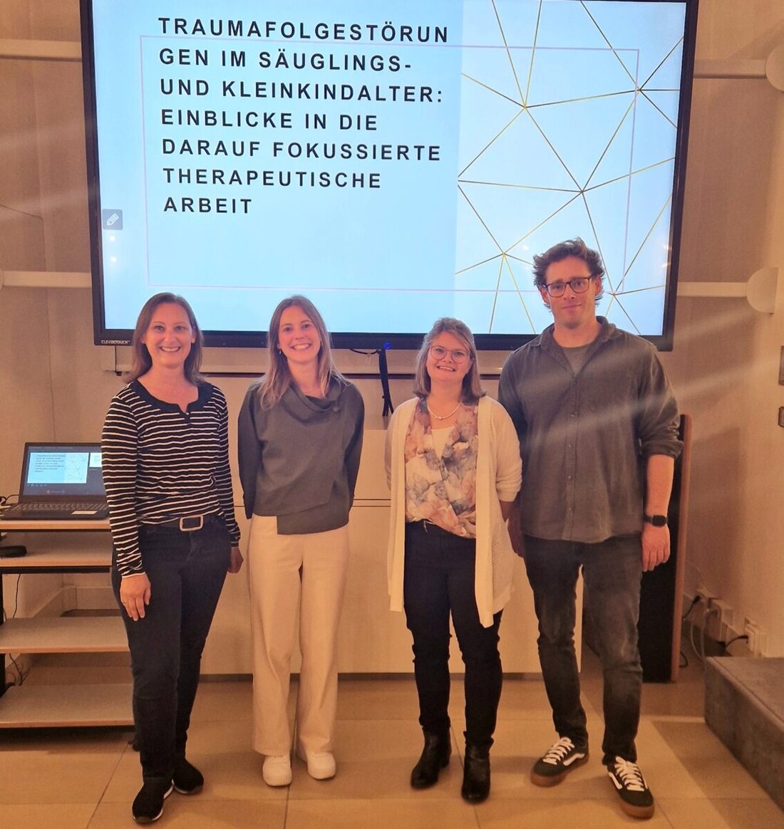 Amberg-Sulzbach. Beim 28. Forum Frühe Hilfen präsentierte KoKi Therapieansätze zu Traumata bei Säuglingen und Kleinkindern, und rund 100 Fachkräfte betonten die Bedeutung früher Aufarbeitung.