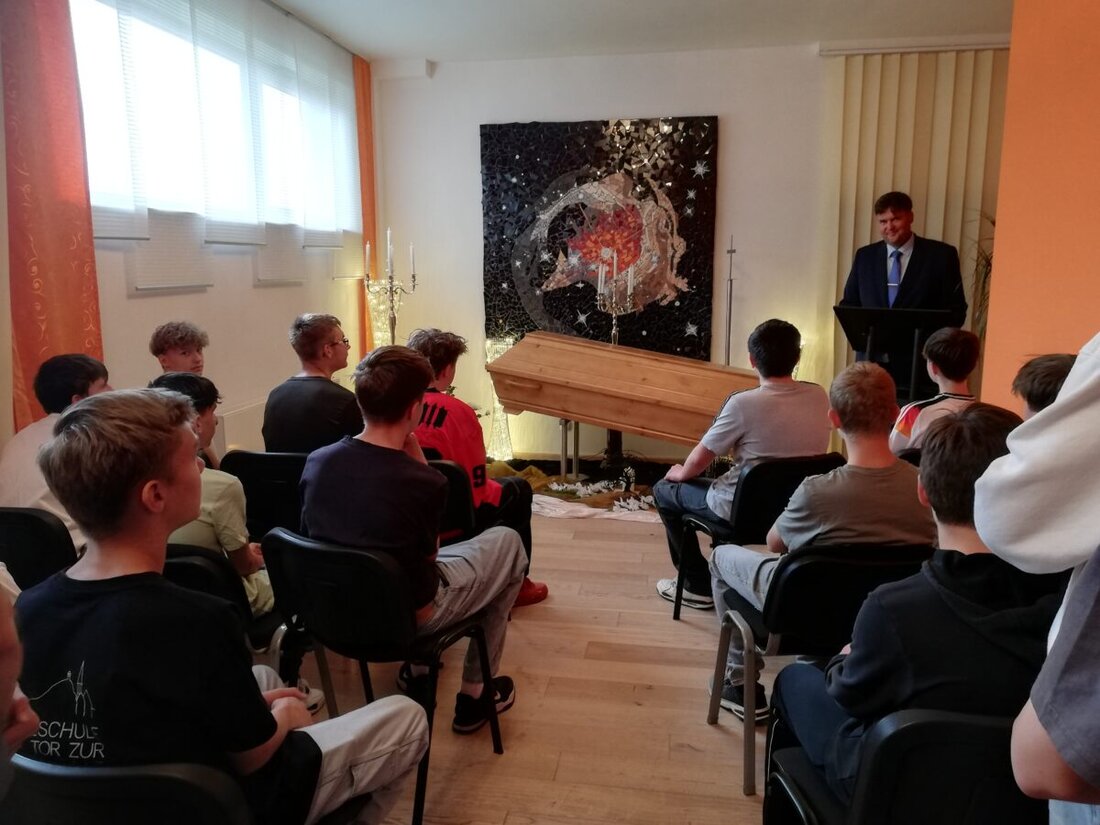 Speichersdorf/Kemnath. Mit einer Frage, die im Alltag selten offen gestellt wird, begann ein außergewöhnlicher
Unterrichtsgang, der Realschule Kemnath: Was macht eigentlich ein Bestatter?
