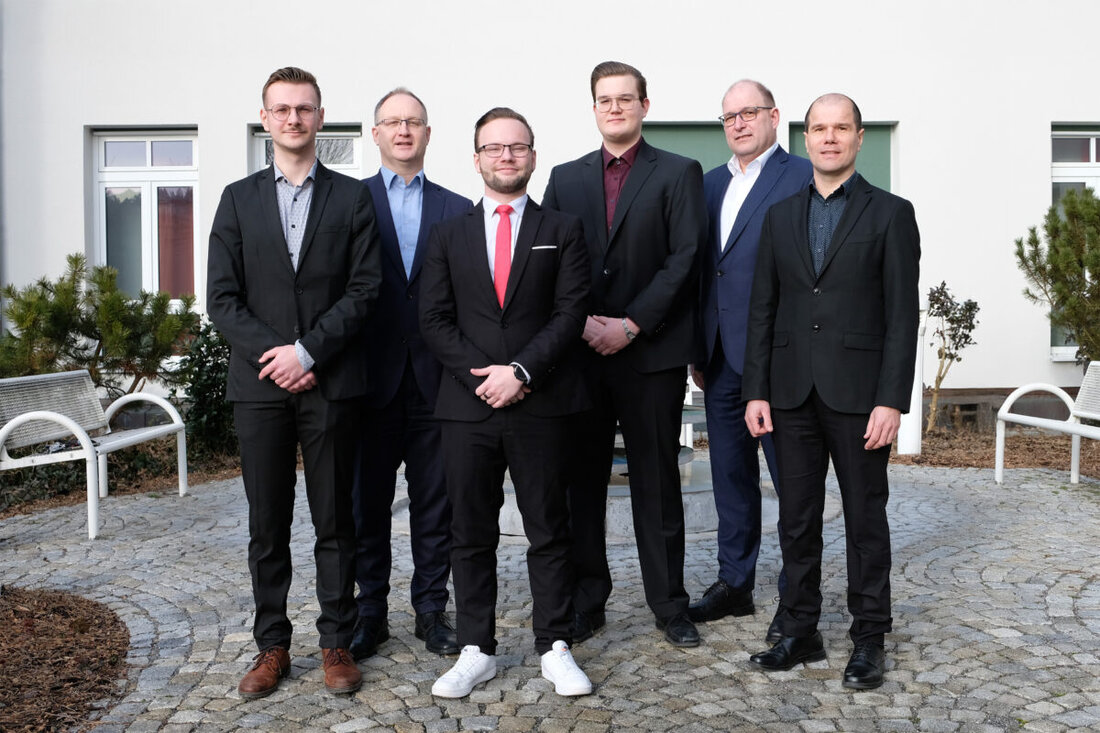 Neustadt/WN. Drei Auszubildende der Vereinigten Sparkassen haben ihre Prüfung zum Bankkaufmann bestanden und beginnen in verschiedenen Abteilungen ihre Karriere. Johann Zach betont die Wichtigkeit der Nachwuchsförderung.