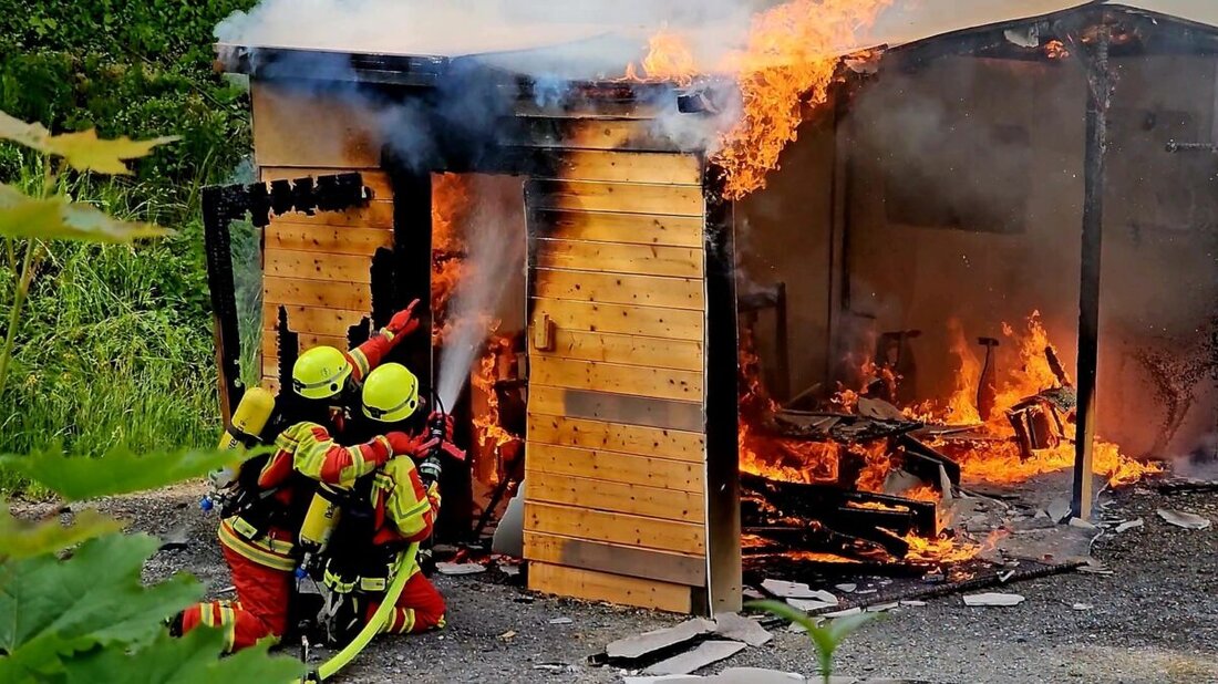 Neustadt/WN. Die Feuerwehr Neustadt beeindruckte beim Wachfest mit Vorführungen, darunter eine Zimmerbrand-Simulation, und betonte die Wichtigkeit von Rauchmeldern. Der Appell galt dem Ehrenamt und dem Beitrag jedes Einzelnen zur Sicherheit.