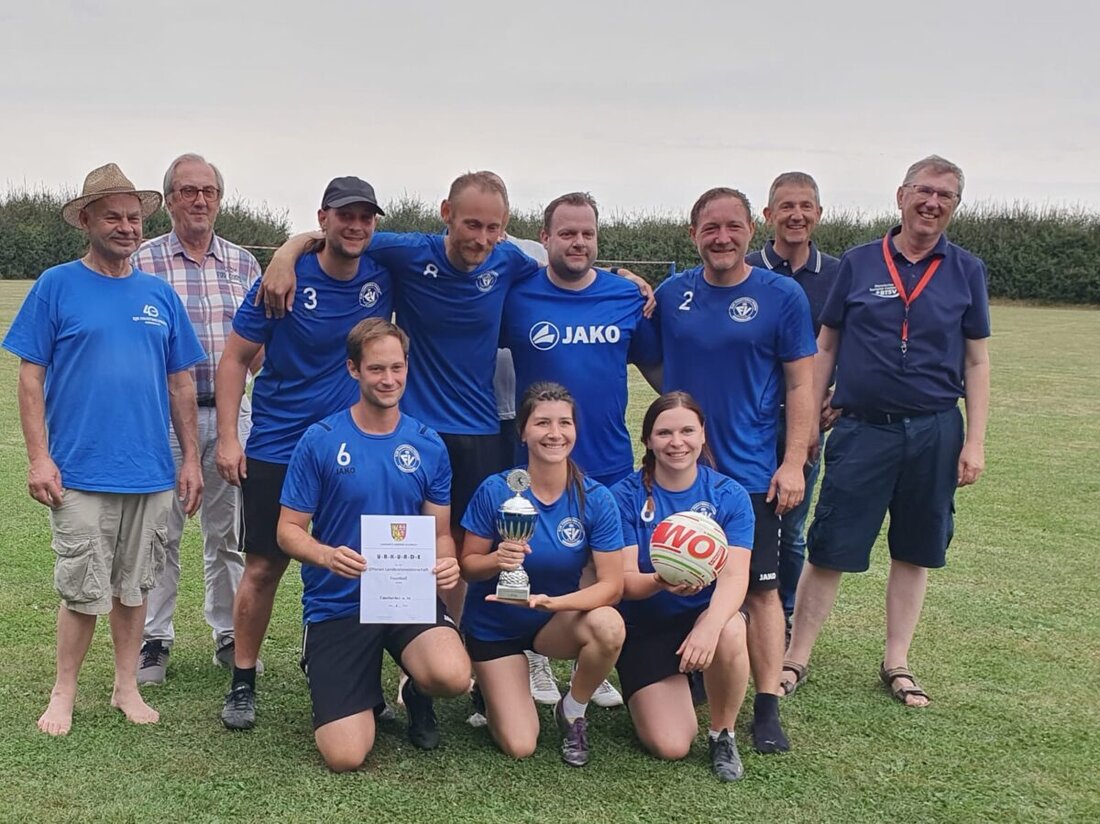 Amberg-Sulzbach. 
Bei der 37. Landkreismeisterschaft im Faustball sicherte sich das Team Edenharder & Co den Sieg. Den zweiten Platz belegte das Team Saufzeit, und den dritten Platz erreichten Syllys Superstars.