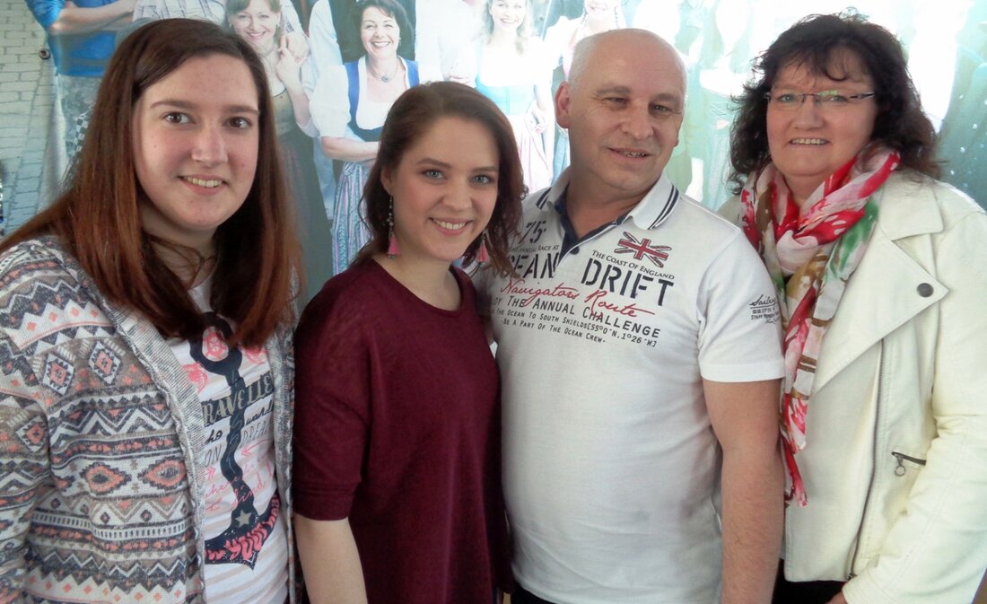 Dachau/Windischeschenbach. Bereits zum 3. Mal besuchten die Fan-Star-Reporter Sandra und Peter Gattaut die Dreharbeiten der beliebten bayerischen Kultserie „Dahoam is Dahoam“. Diesmal war auch Tochter Daniela mit von der Partie. Das [&hellip;]