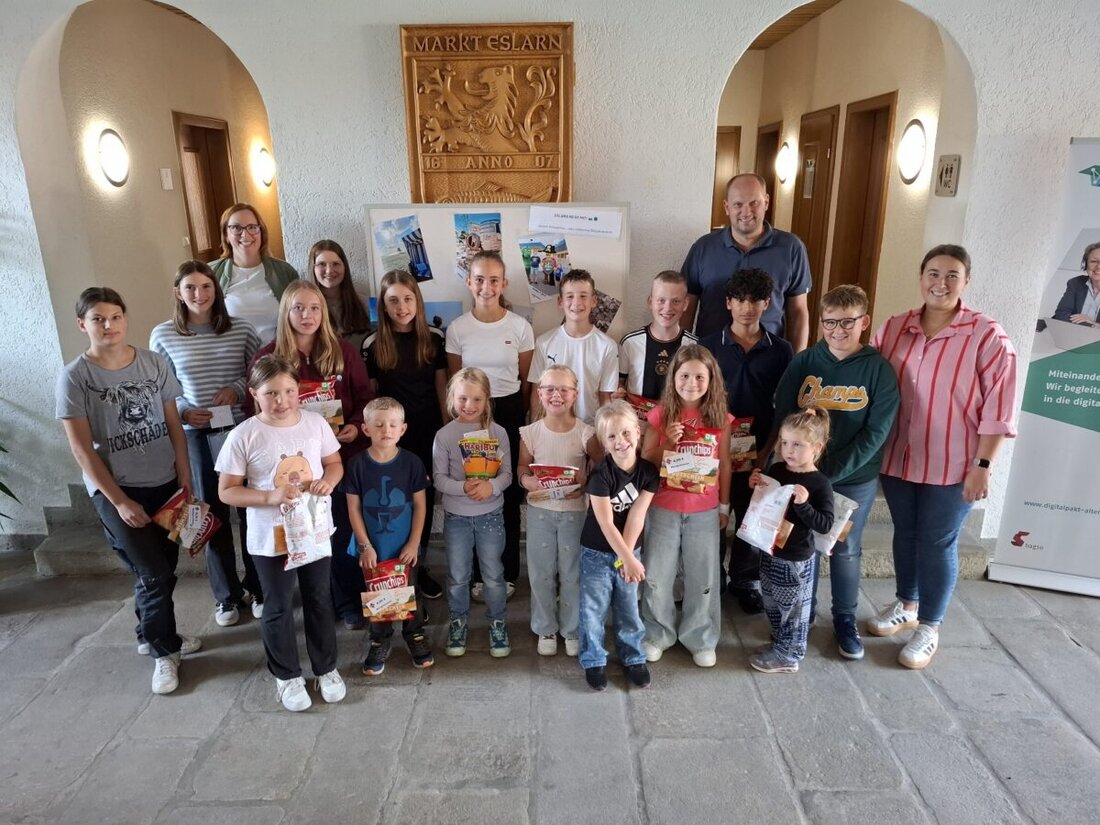 Eslarn. Die Jugendbeauftragten Laura Roth und Eva-Maria Procher starteten „Eslarn reist mit“: Kinder und Jugendliche schickten Urlaubsfotos mit Heimatbezug, alle wurden prämiert. Eine Auswahl ist im Rathaus ausgestellt.