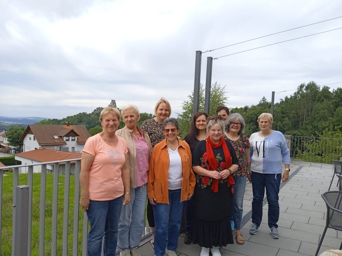 Floß. Die Frauen-Union Floß hielt am ersten Dienstag im August ihren jährlichen Gedenkgottesdienst für verstorbene Mitglieder ab. Nach der Messe besuchten sie die Gräber und genossen anschließend ein Frühstück im "Museums-Café".