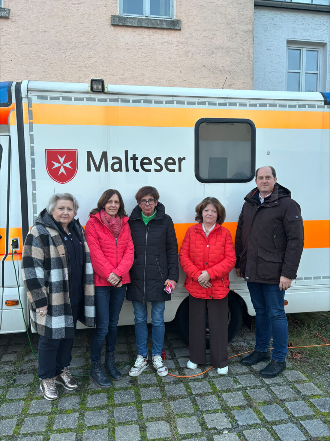 Weiden. Die Malteser danken der Frauengruppe aus Döllnitz: Der Erlös der Minibrotaktion zu Erntedank geht an den Herzenswunsch-Krankenwagen. Insgesamt kamen 560 Euro zusammen; seit 1981 unterstützt die Gruppe soziale Projekte.