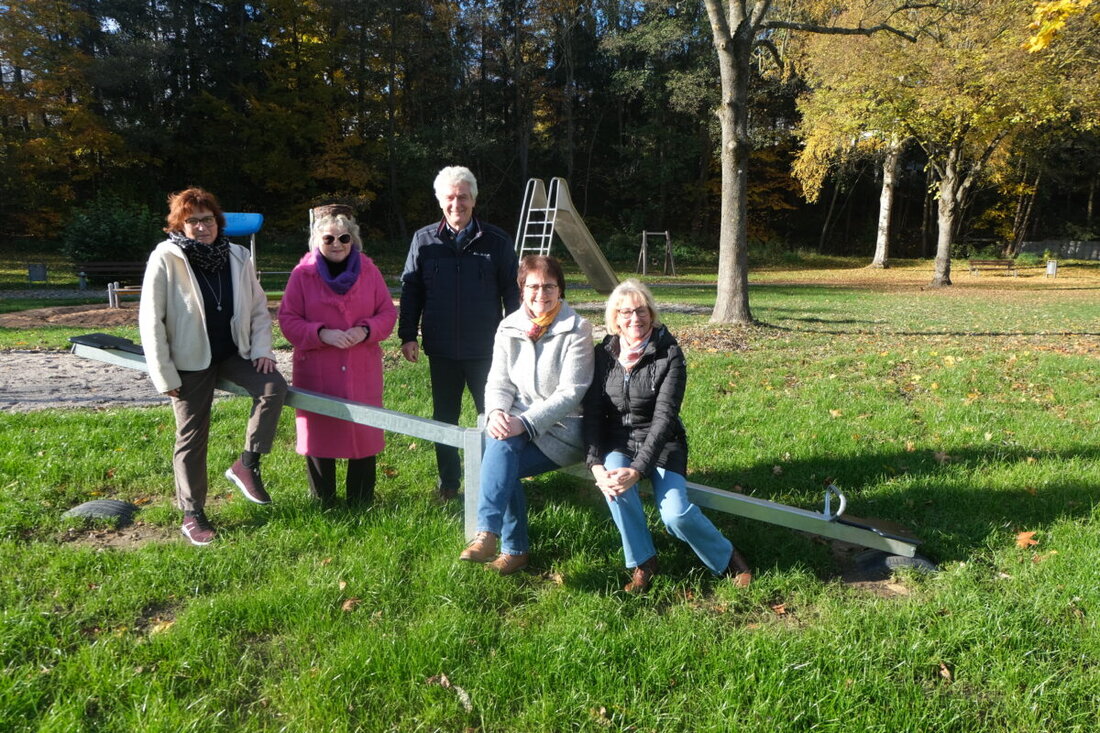 Floß. Zwei Frauenbünde haben für die Freizeitanlage Mühlpaint eine neue Wippe finanziert. Aus Erlösen ihrer Feste kamen 1.250 Euro zusammen, der Bauhof baute das Gerät ein, Bürgermeister Robert Lindner dankte herzlich.