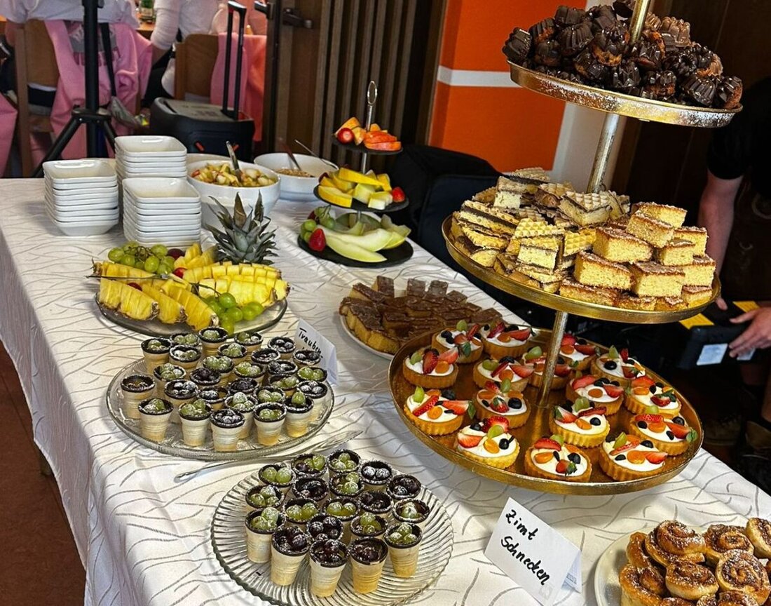 Eslarn. Der katholische Frauenbund nahm mit dem Spruch "die Macht den Frauen" am unsinnigen Donnerstag nicht nur das Zepter, sondern auch den "Kochlöffel" in die Hand. Beim Frauenbundfrühstück im Pfarrheim "Sankt Marien" verwöhnte ein zehnköpfiges Koch-Back-Team rund 110 anwesende Gäste. 