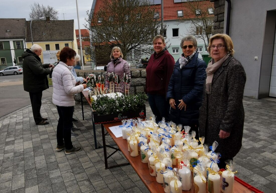 Eslarn. Der katholische Frauenbund bastelte im Pfarrheim Osterdekorationen, darunter 70 Palmbuschen und 60 Palmkreuze. Diese wurden nach dem Gottesdienst am Palmsonntag verkauft.