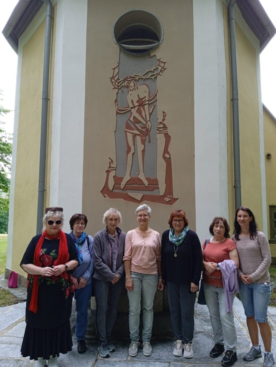 Floß. Der Katholische Frauenbund Floß lobt seine Vorsitzende Christina Schaller und überrascht sie mit einem Ausflug zum Knopfmuseum in Bärnau und zur Wallfahrtskirche. Schallers Einsatz wird als Bereicherung für den Frauenbund und das pfarrliche Leben hervorgehoben.