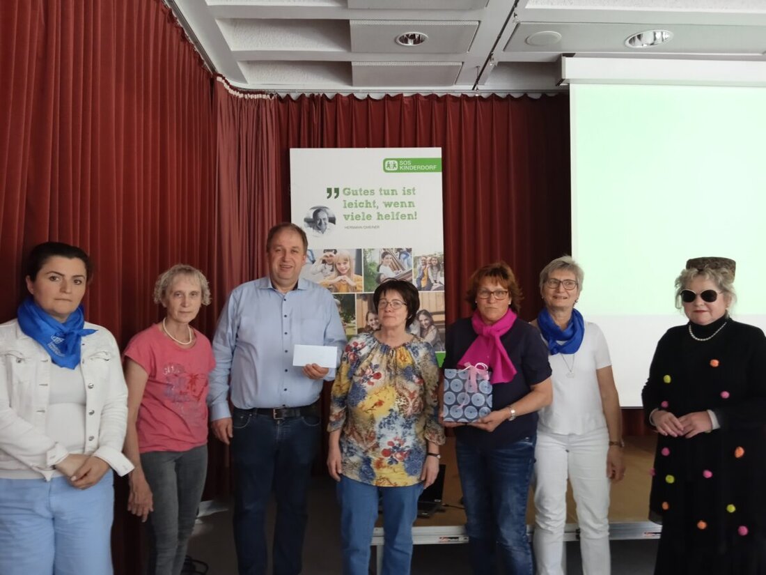 Floß. Der Katholische Frauenbund aus Floß spendete 750 Euro an das SOS-Kinderdorf Oberpfalz in Immenreuth und wurde dort über die Einrichtung informiert. Der Besuch inkludierte einen Bildervortrag und einen Rundgang, betont die Wichtigkeit von Heimat und Perspektiven für Kinder und Jugendliche.