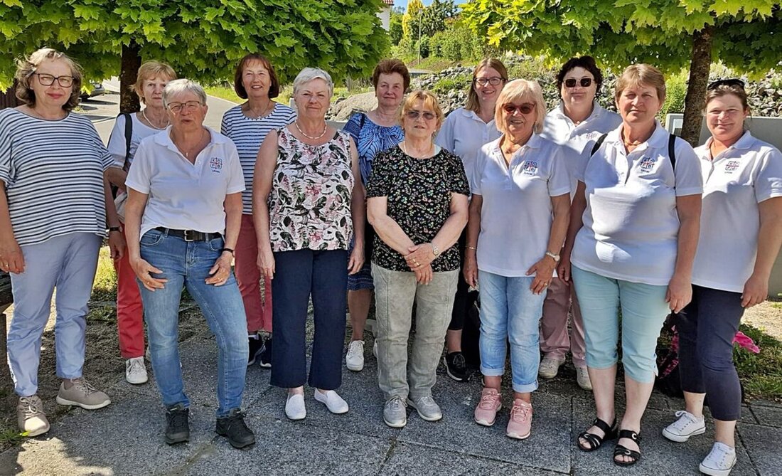 Weiden/Letzau. Frauen des Katholischen Deutschen Frauenbundes Letzau und des Bezirks Weiden pilgerten unter dem Motto "Pilgerinnen der Hoffnung" zum Eichlberg. Bei herrlichem Wetter und spirituellem Programm trafen rund 1.300 Frauen für Gottesdienst und Gemeinschaft zusammen.
