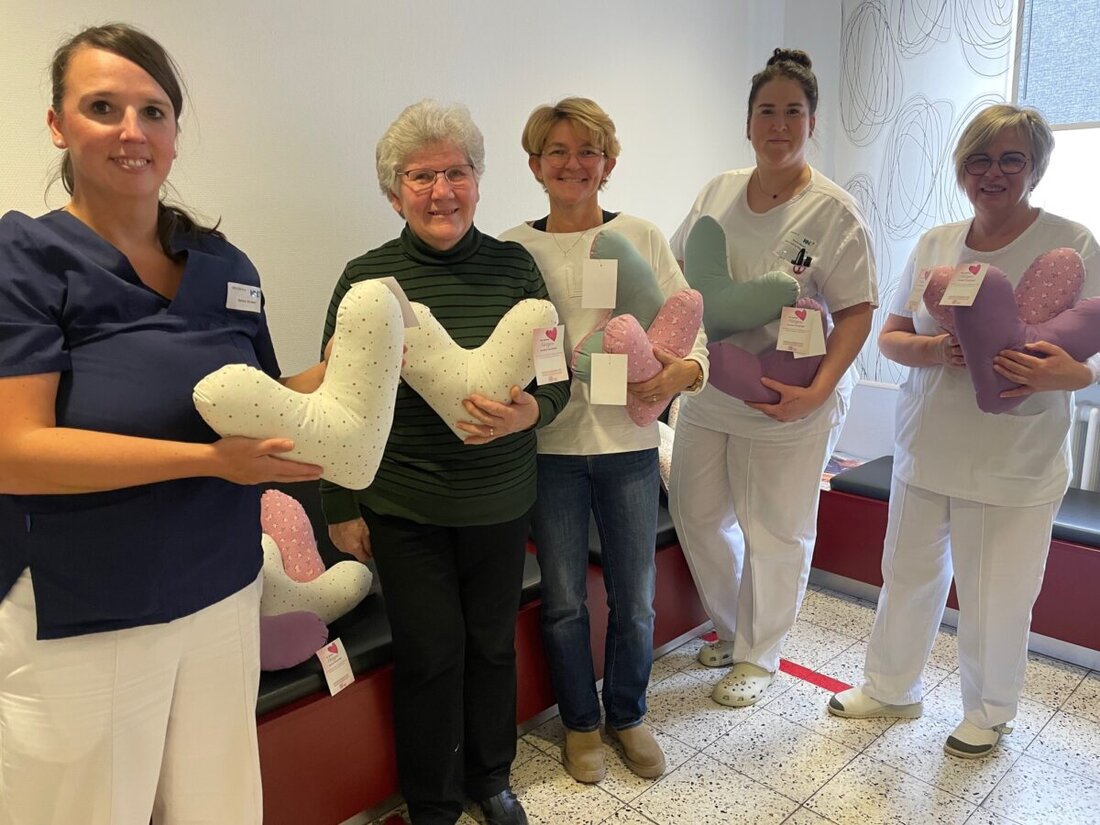 Weiden. Die Frauenklinik freut sich über eine liebevolle Spende des Katholischen Frauenbunds Moosbach. Mehrere Dutzend selbstgenähte Herzkissen sollen Brustkrebs-Patientinnen trösten. Übergabe war am Freitag, 28. November.