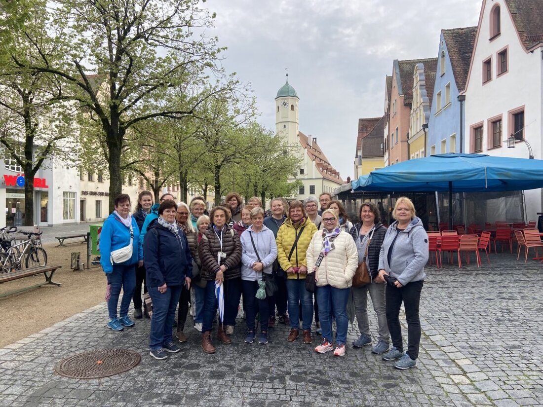 Weiden. Mitglieder des Frauenbunds Neuhaus erkundeten bei einer Stadtführung mit Frau Ertl historische Stätten Weidens, unter anderem das untere Stadttor. Abschluss bildete ein Besuch beim Bräuwirt, mit der Planung, die Führung im Herbst 2025 zu wiederholen.
