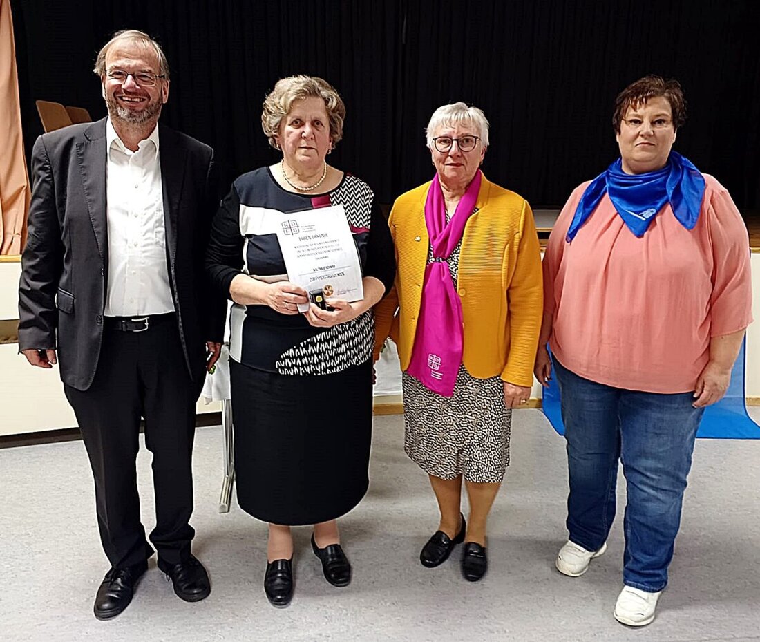 Schirmitz. Der Katholische Frauenbund Schirmitz feierte sein 70. Jubiläum mit einem Festgottesdienst und einem geselligen Beisammensein im Pfarrsaal. Waltraud Schwab wurde zur Ehrenvorsitzenden ernannt und mit der großen goldenen Ehrennadel ausgezeichnet.