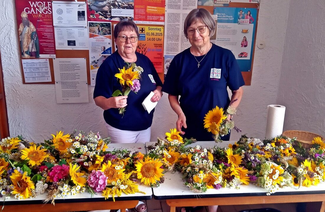 Schirmitz. Zum Fest Maria Himmelfahrt band der Katholische Frauenbund Schirmitz duftende Kräuterbüschel, die während des Gottesdienstes gesegnet und anschließend für soziale Zwecke verkauft wurden. Tradition und Gemeinschaft standen im Vordergrund dieser Aktion, die heimische Glaubenspraktiken pflegt.