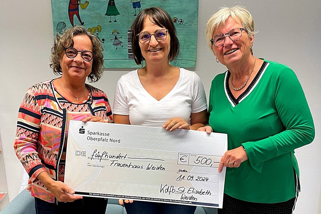 Weiden. Der Katholische Frauenbund St. Elisabeth spendete 500 Euro aus dem Verkauf von Kräuterbüscheln an das Frauenhaus Weiden.