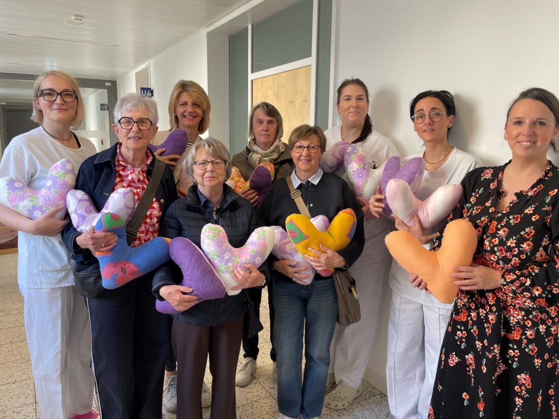 Weiden. Der Katholische Frauenbund Vilseck hat der Frauenklinik Weiden 180 selbst genähte Herzkissen gespendet. Die Kissen schenken Patientinnen Trost und Mut. Sie helfen nach Brustkrebs, Fehlgeburt oder anderen Eingriffen.