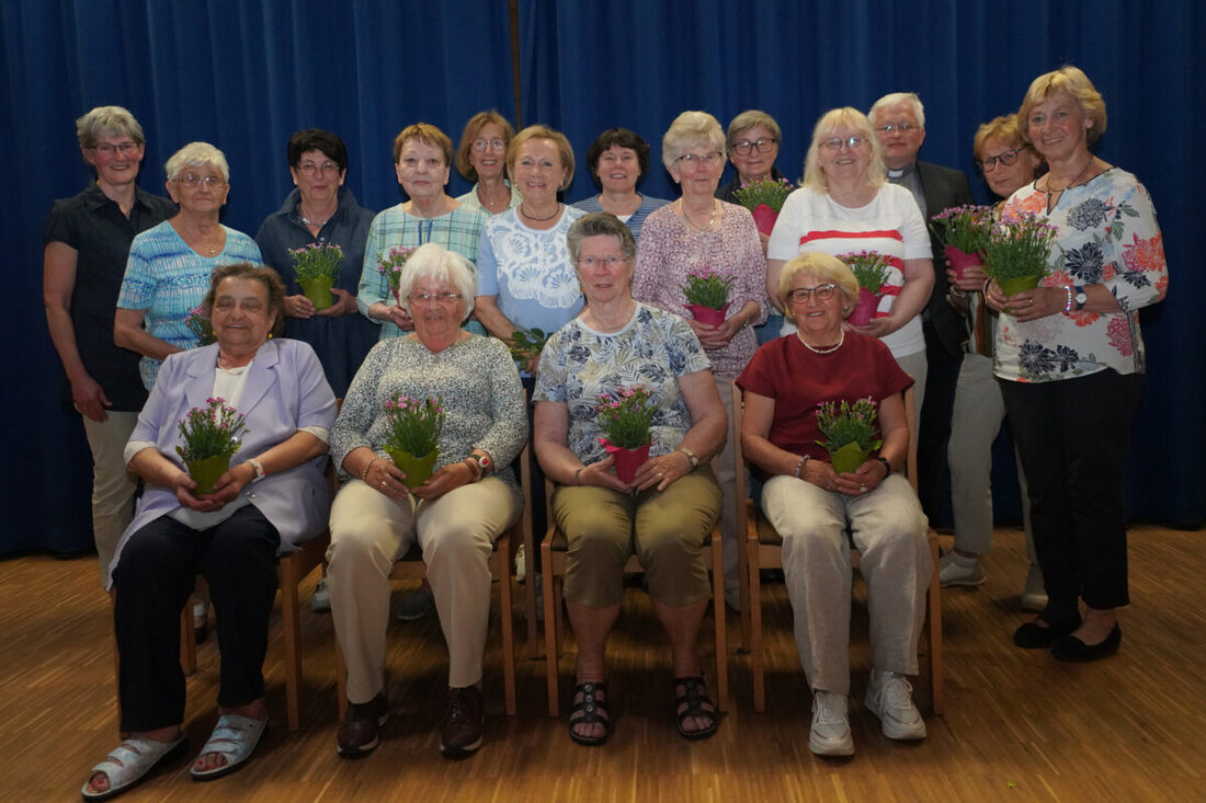 Weiden. Der Frauenbund St. Johannes – Herz Jesu blickte bei seiner Jahreshauptversammlung auf ein aktives Jahr zurück, ehrte langjährige Mitglieder und wählte die Vorstandschaft neu. Am Ende klang der Abend in netter Runde aus.