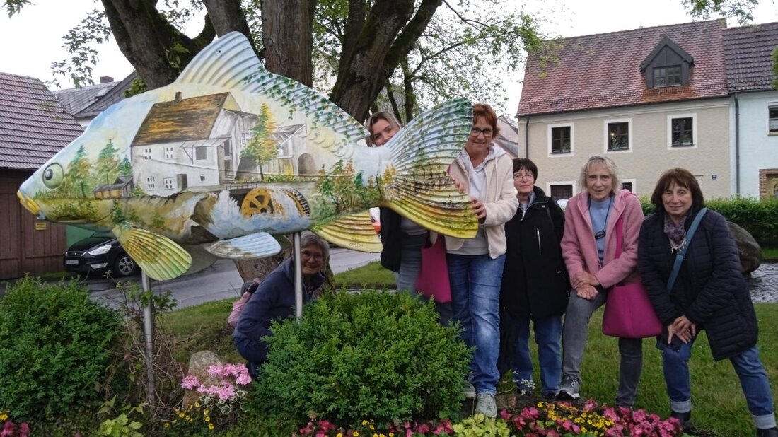 Floß. Der Katholische Frauenbund aus Floß überraschte seine Vorsitzende Christina Schaller mit einer Ausflugsfahrt nach Tirschenreuth, trotz Regen. Statt des Fischhofparks erkundeten die Frauen die Altstadt.