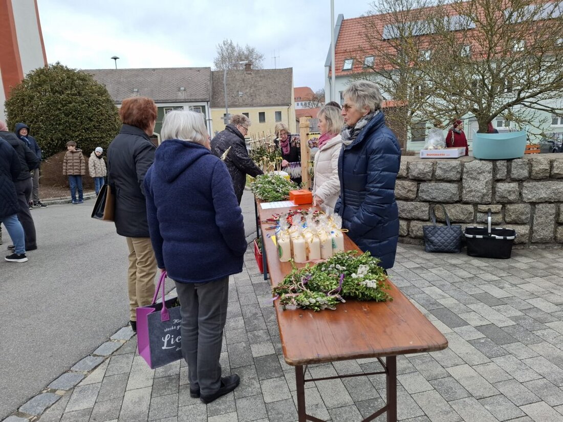 Eslarn. Im Pfarrheim formte der katholische Frauenbund in zehn Stunden an drei Tagen rund 300 Palmprodukte aus Naturmaterialien. Nach der Segnung am Palmsonntag fanden die Palmbuschen, Taler und Kreuze den Weg in viele Häuser.