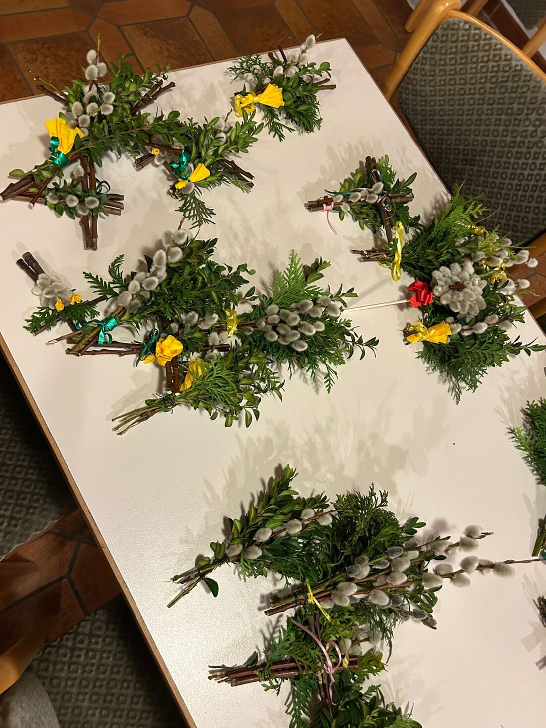 Leuchtenberg. Der Katholische Frauenbund bindet 80 Palmbüschel für Palmsonntag, 29. März, zur Abgabe nach den Gottesdiensten in Döllnitz und Leuchtenberg. Fastenessen von elf bis 13 Uhr im Pfarrheim; der Erlös wird gespendet.