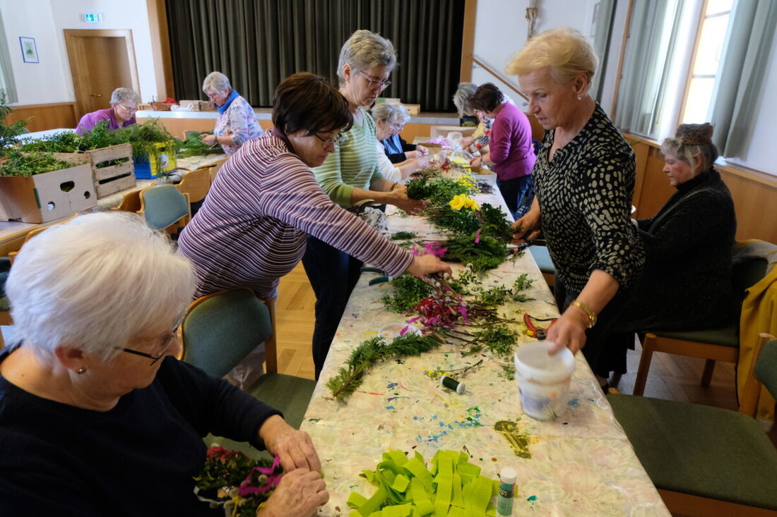 Floß. Über 20 Frauen haben im Pfarrsaal St. Josef über 250 Palmbuschen gebunden, die zu einem Preis von je 2,50 Euro verkauft
wurden. Der Erlös unterstützt Schwester Ellen in Südafrika bei ihrer Arbeit mit an Aids erkrankten Kindern.