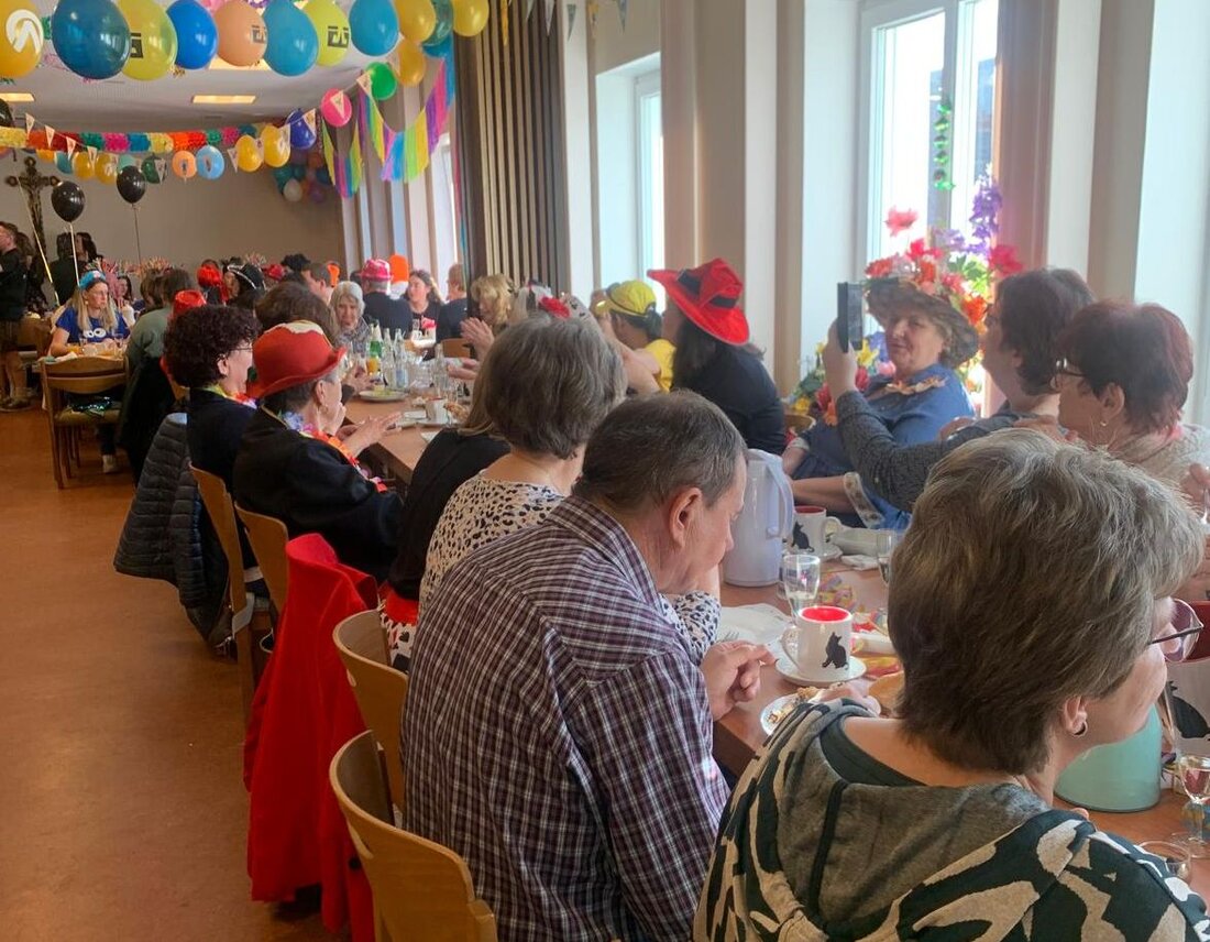 Eslarn. Im Pfarrheim Sankt Marien verwandelte der Frauenbund den Weiberfasching in ein festliches Frühstück mit großem Büfett. Ab früh am Morgen wurde gerührt, gerollt und serviert, bis rund 120 Gäste satt und selig waren.