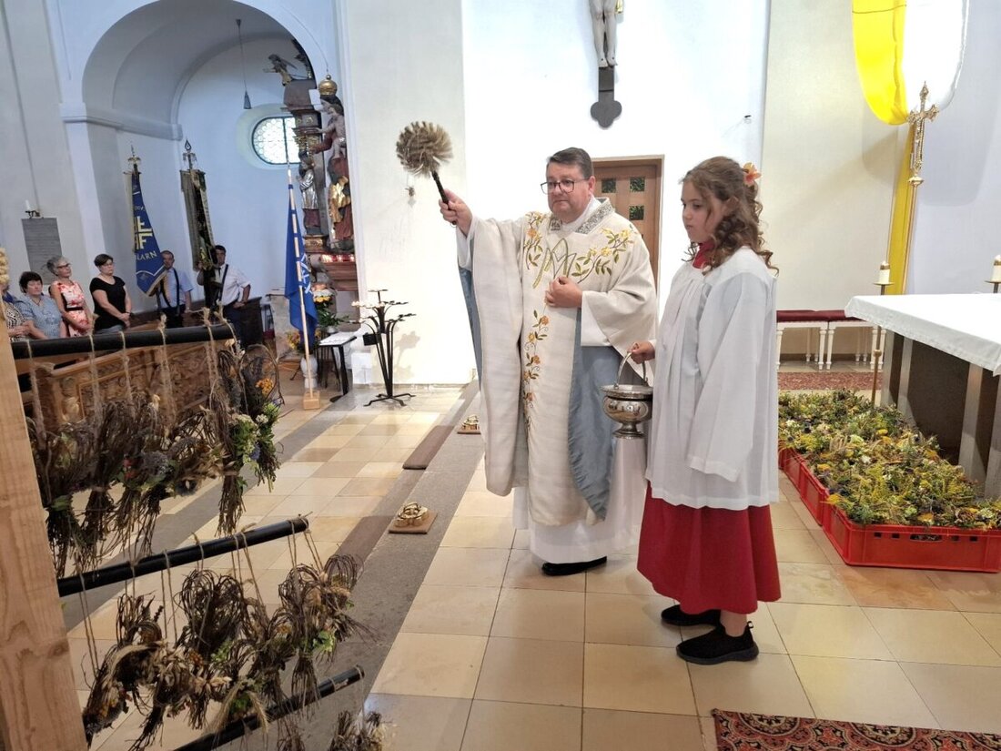 Eslarn. Zum Fest Mariä Himmelfahrt bindet der Katholische Frauenbund mehr als 100 duftende Kräuterbuschen und rund 40 Weidenherzen, die nach der Segnung durch Pfarrer Udo Klösel für einen guten Zweck an die Bevölkerung gehen.