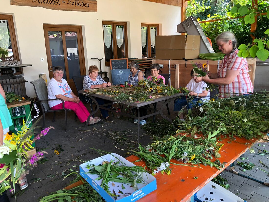 Leuchtenberg. Der Katholische Frauenbund bindet am Freitag, 14. August, um 14 Uhr bei Familie Bernhard in Steinach Kräuterbüschel. Sie werden am Großen Frauentag in Döllnitz und Leuchtenberg gesegnet und gegen Spende ausgegeben.