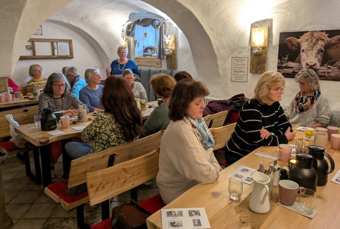 Floß. Ein Frauenfrühstück des Evangelischen Frauenbundes füllte Uschis Hofcafé. Nach herzlicher Begrüßung stärkten sich alle am Büfett und hörten vier kurze Porträts mutiger Frauen, die zu angeregtem Austausch führten.