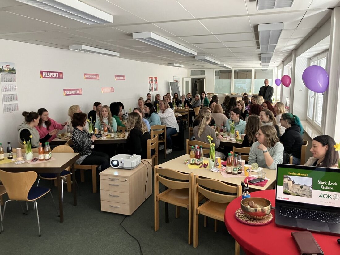 Pirk. Bei Constantia Pirk feierten über 60 Frauen den Frauentag 2026 unter dem Motto „Unsere Rechte sind kein Geschenk – Demokratie braucht Feminismus“. Es gab Aufrufe zum Wählen, Impulse zu Resilienz und einen Gruß vom DGB.