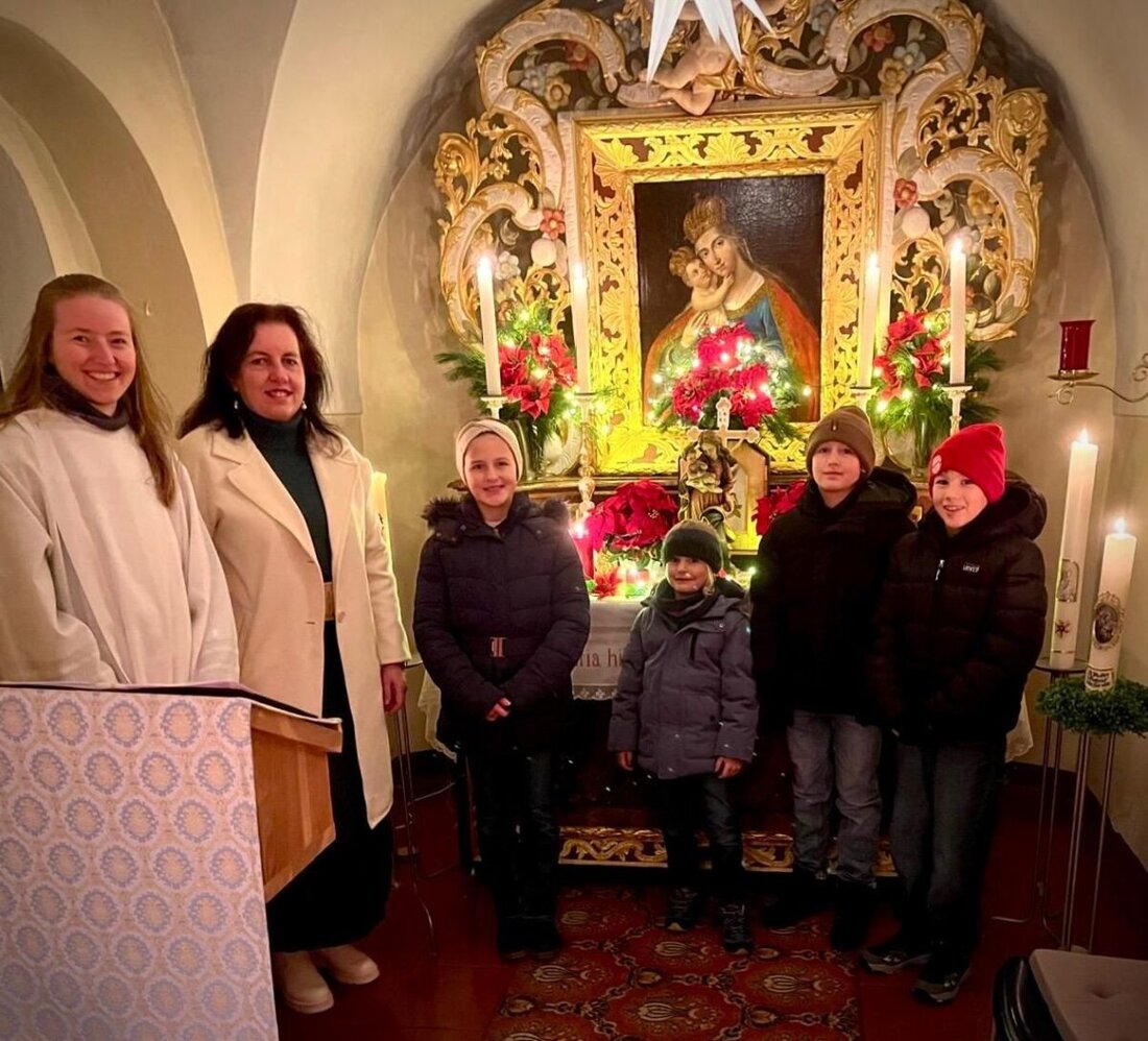 Thurndorf. Das „Frauentragen“ ist ein alter Brauch in Bayern und in Thurndorf seit Jahren fest verankert. Über 40 Mitglieder, mehr als die Hälfte, tragen die Gottesmutter reihum; Andacht fand in der Maria-Hilf Kapelle statt.