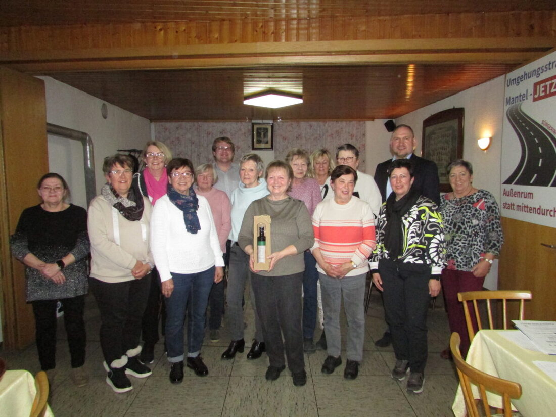 Mantel. Die Frauenunion setzt mit Christine Härtl an der Spitze ihre bewährten Aktivitäten fort und bestätigte die komplette Vorstandschaft für weitere zwei Jahre.