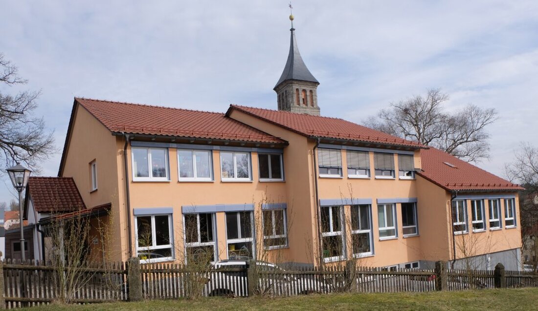 Floß. Der Kindergarten „Unterm Regenbogen“ feiert sein 50-jähriges Bestehen, mit einer Geschichte, die bis ins Jahr 1900 zurückreicht und anhaltenden Erweiterungen, zuletzt mit einem Bauprojekt über 1,6 Millionen Euro. Bauarbeiten wurden wegen archäologischer Begutachtung verzögert, was die Fertigstellung über Dezember 2024 hinaus verschiebt.