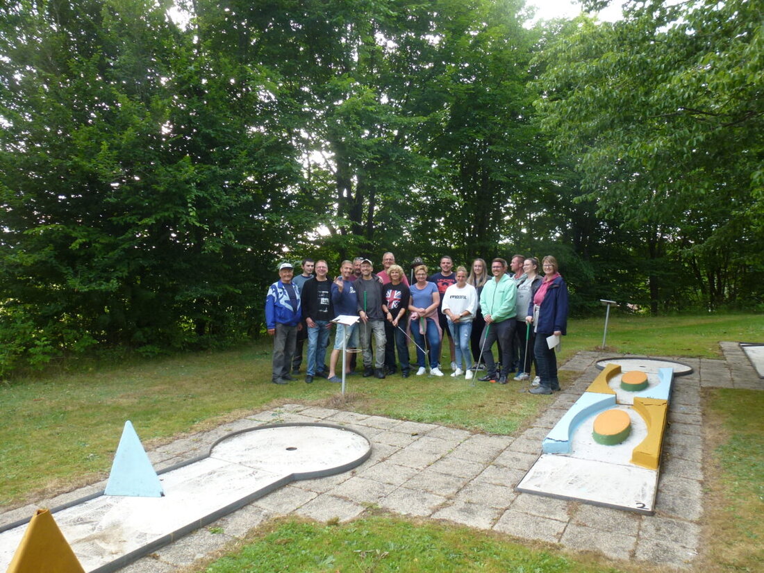 Hohenthan. Trotz geschlossenem Badebetrieb lud die Wasserwacht Hohenthan zu einem Minigolfturnier mit 18 Teilnehmern und anschließendem Grillmenü ein. Die Veranstaltung stärkte die Gemeinschaft, deren Fortsetzung von der Zukunft des Freibades und der Wasserwacht abhängt.