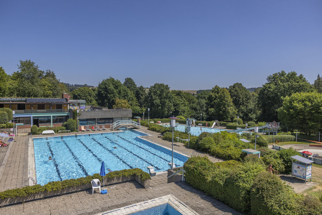 Auerbach. Die Freibadsaison im Schwimm-Sala-Bim in Auerbach startet am 17. Mai 2025 mit unveränderten Eintrittspreisen und Öffnungszeiten dienstags bis sonntags.