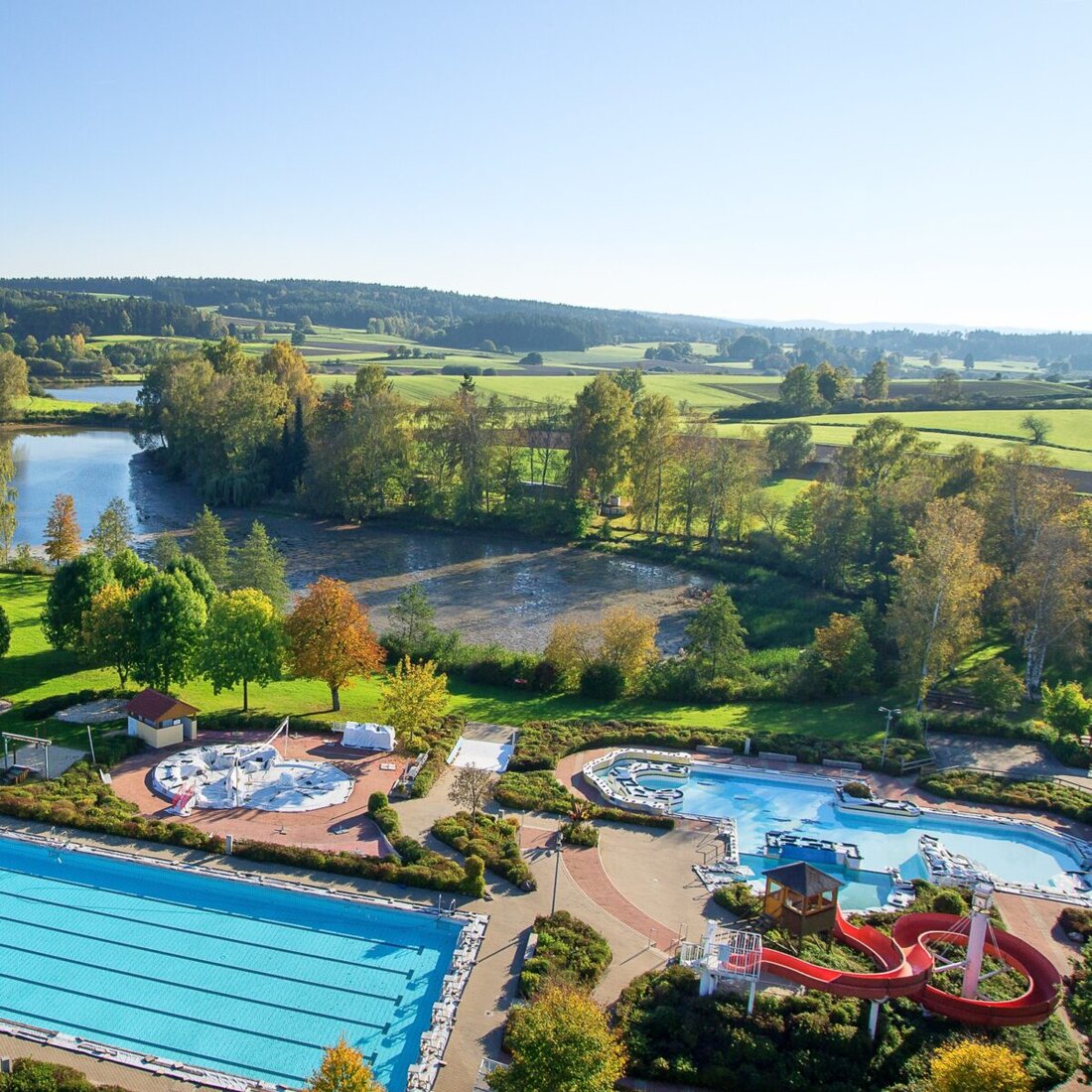 Auerbach. Das Schwimm-Sala-Bim startet am Samstag, 23. Mai 2026, in die Freibadsaison. Geöffnet dienstags bis freitags 14 bis 20 Uhr, am Wochenende ab 9.30 Uhr; montags geschlossen, auch am Pfingstmontag, 25. Mai 2026.
