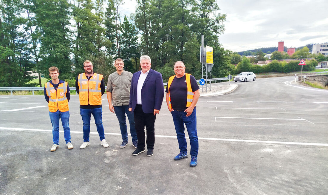 Erbendorf. Nach gut zwei Wochen Vollsperrung ist die B 299 zwischen Gewerbegebietkreisel und Plärn wieder frei. Die Sanierung wurde termingerecht abgeschlossen, rund 220.000 Euro investiert und der Verkehr rollt nun sicherer.