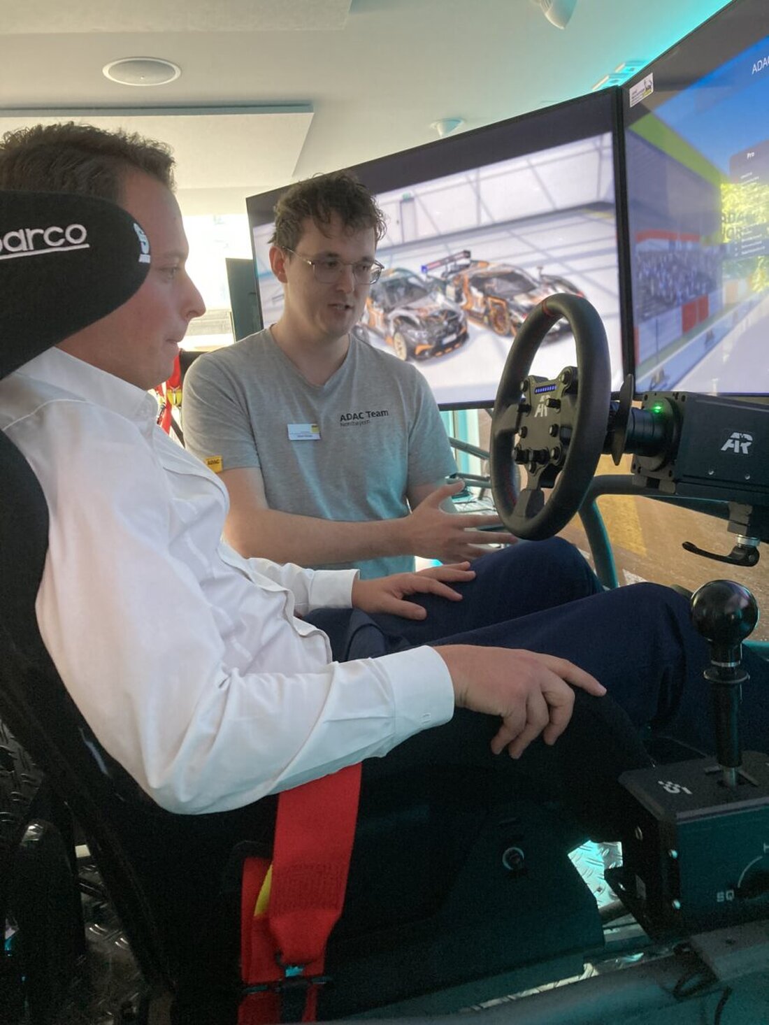 Weiden. Freie Wähler-Abgeordneter Julian Preidl besuchte ADAC-SimRacing, eine nachhaltige Gärtnerei in Neustadt und einen Gemüsehof in Floß, zu E-Sport, Klimaschutz und regionaler Landwirtschaft.