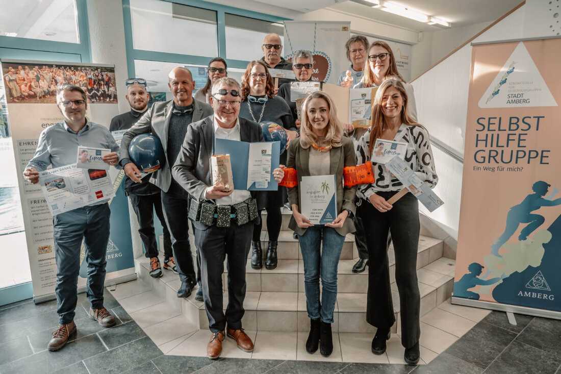 Amberg. Zum Internationalen Tag des Ehrenamtes am 5. Dezember setzt die Stadt gemeinsam mit den Stadtwerken und dem Cineplex ein besonderes Zeichen der Anerkennung. Inhaberinnen und Inhaber der Bayerischen Ehrenamtskarte erhalten an diesem Tag freien Eintritt in den Freizeitbereich des Kurfürstenbades sowie kostenlosen Zugang zu einem Film ihrer Wahl im Cineplex.